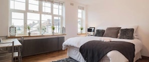 Luxury Apartment, 3 Bedrooms, City View | Soundproofing, iron/ironing board, free WiFi, bed sheets