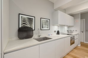 Apartamento superior, 1 habitación | Cocina privada | Frigorífico, microondas, horno y placa de cocina