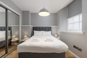 Apartamento clásico, 1 habitación | 1 dormitorio, caja fuerte, escritorio y tabla de planchar con plancha