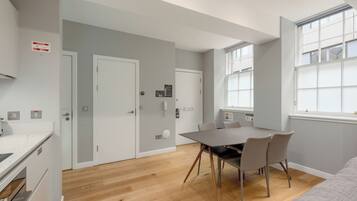 Appartement Supérieur, 1 chambre | Cuisine privée | Réfrigérateur, micro-ondes, four, plaque de cuisson