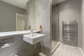 Apartamento clássico, 1 quarto | Banheiro | Chuveiro, produtos de toalete grátis, secador de cabelo 