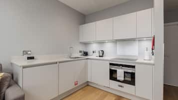 Departamento clásico, 1 habitación | Cocina privada | Refrigerador, microondas, parrilla de estufa y lavavajillas