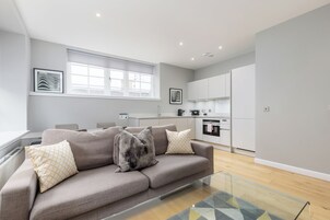 Klassiek appartement, 2 slaapkamers | 1 slaapkamer, een kluis op de kamer, een bureau