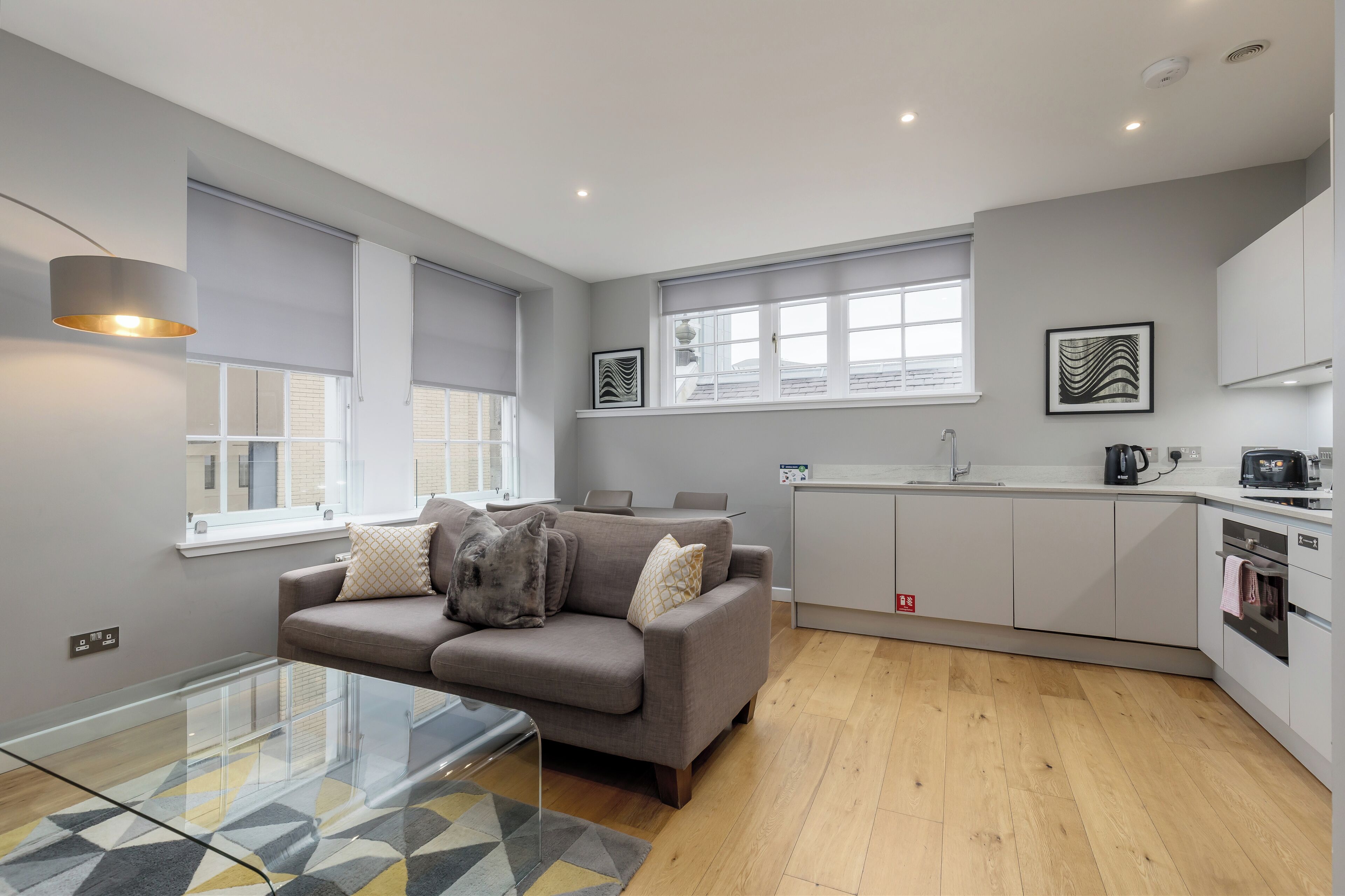 Un appartement moderne comprenant un espace de vie, une cuisine et un coin repas.