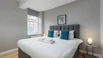 Klassiek appartement, 2 slaapkamers | 1 slaapkamer, een kluis op de kamer, een bureau