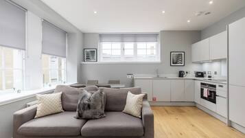 Klassiek appartement, 2 slaapkamers | Woonruimte | Een flatscreentelevisie