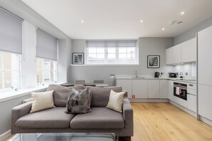 Classic-Apartment, 2 Schlafzimmer | Wohnbereich | Flachbildfernseher