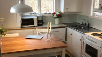 House, 2 Bedrooms | Private kitchen | Fridge