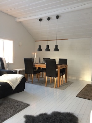 House, 2 Bedrooms | In-room dining