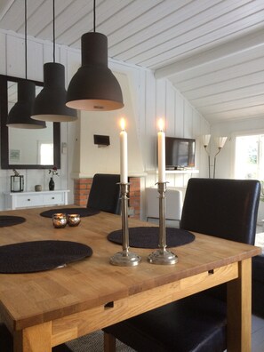 House, 2 Bedrooms | In-room dining