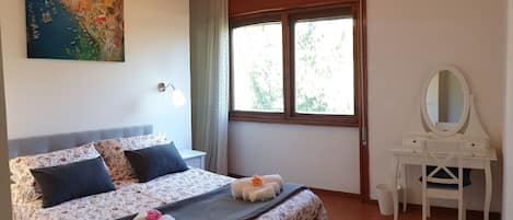 Quarto conforto | Roupas de cama premium, edredons de pluma, frigobar, cofres nos quartos