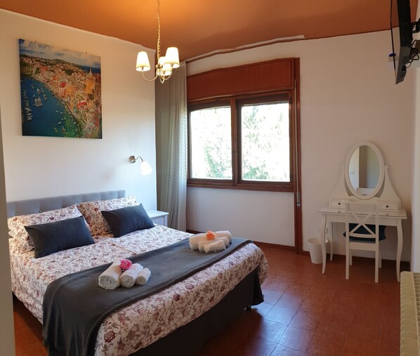 Quarto conforto | Roupas de cama premium, edredons de pluma, frigobar, cofres nos quartos