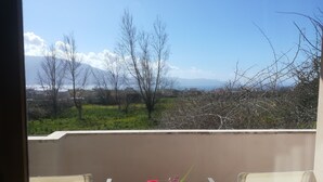 A balcony with a table, chairs, and a vase of flowers. - Il Giardino di Villa Anna (Trecase)