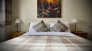 Deluxe Double Room | Premium bedding, bed sheets - White Horse Inn Clun (Craven Arms)