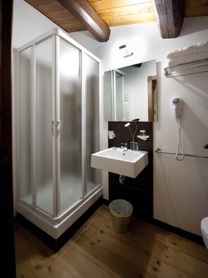 Shower, deep-soaking bathtub, free toiletries, hair dryer - La Casa di Matilde (Ragusa)