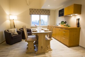 Refrigerador, microondas, parrilla de estufa y cafetera y tetera 