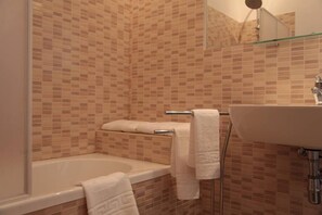 غرفة مزدوجة في المدينة | حمام | وحدات دش مع أحواض استحمام، مستلزمات مجانية للعناية الشخصية، مراحيض شطف