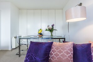 Deluxe-Apartment, 1 Doppelbett, Stadtblick | Wohnbereich | Flachbildfernseher