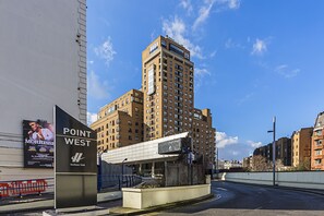 Front of property - Deluxe Kensington Apartment With Balcony (London)