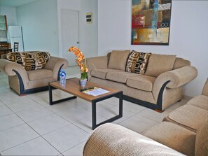 Minibar, caja de seguridad en la habitación y escritorio 