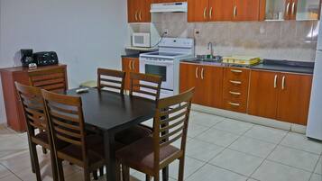 Minibar, brankas, meja kerja, dan tirai kedap cahaya