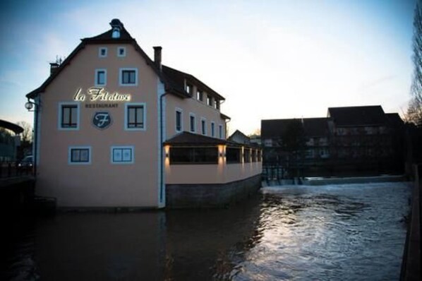 Front of property - evening/night - Hotel La Filature (Héricourt)