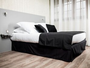 Desk, free WiFi, bed sheets - Hotel La Filature (Héricourt)