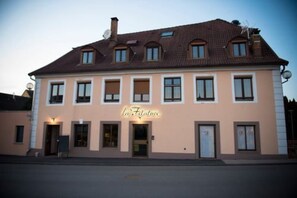 Ein zweistöckiges Gebäude mit dem Schriftzug „la Filature“.