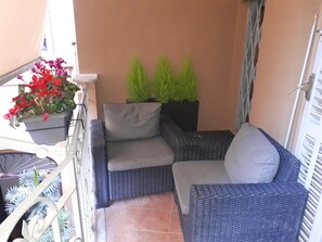 经典双人房, 阳台 | 高档床上用品、羽绒被、记忆海绵床垫、迷你吧