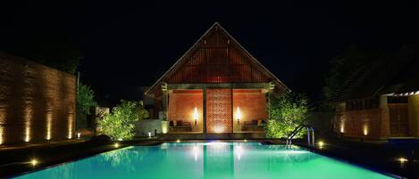 Una piscina al aire libre