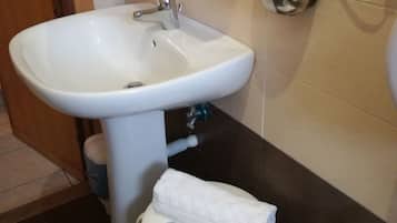 Triple Room | Bathroom sink
