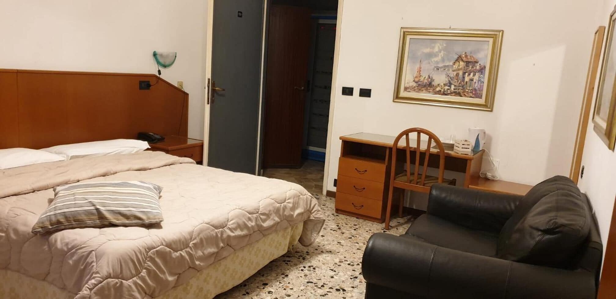 Camera tripla | Una cassaforte in camera, una scrivania, letti aggiuntivi (a pagamento)