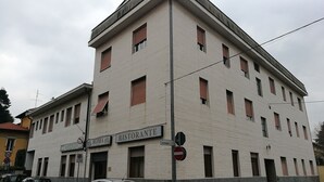 Kerrostalo, jonka ensimmäisessä kerroksessa on kyltti, jossa lukee ”Ristorante Roma”.