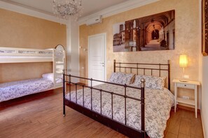 Habitación cuádruple estándar, 1 habitación | 4 dormitorios, sábanas de algodón egipcio, ropa de cama de alta calidad