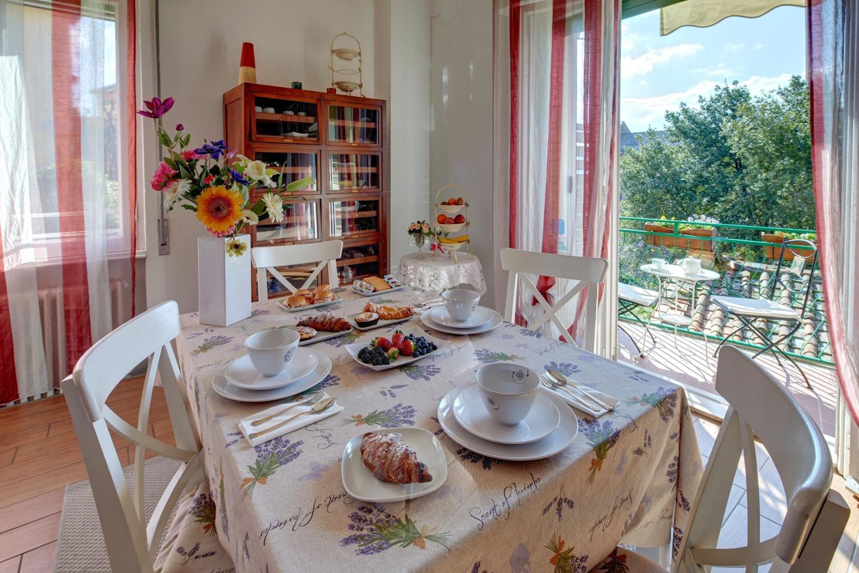 Mikrowelle, Herdplatte, Kochgeschirr/Geschirr/Besteck