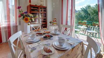 Mikrowelle, Herdplatte, Kochgeschirr/Geschirr/Besteck