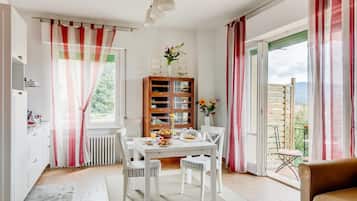 Microondas, placa de cocina, utensilios de cocina