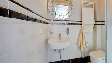 Shower, free toiletries, towels