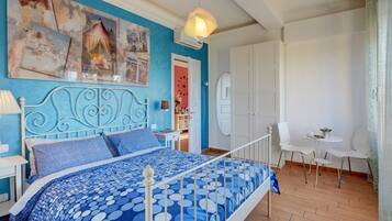 4 bedrooms, Egyptian cotton sheets, premium bedding, down comforters