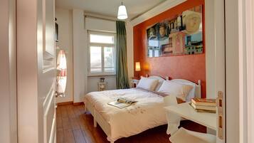 4 bedrooms, Egyptian cotton sheets, premium bedding, down comforters