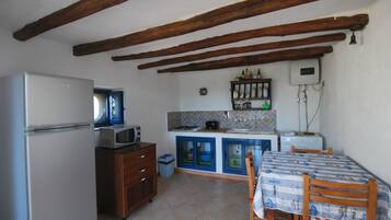 Villa, 1 habitación | Cocina privada | Refrigerador con congelador, microondas y parrilla de estufa