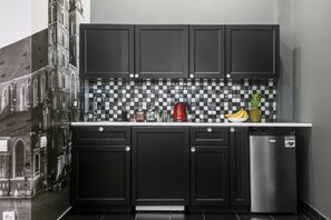 Kjøleskap, kjøkkenutstyr og krydder