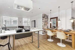Elite-Suite, 2 Schlafzimmer, 2 Bäder, Executive-Etage | 2 Schlafzimmer, Bügeleisen/Bügelbrett, kostenloses WLAN, Bettwäsche