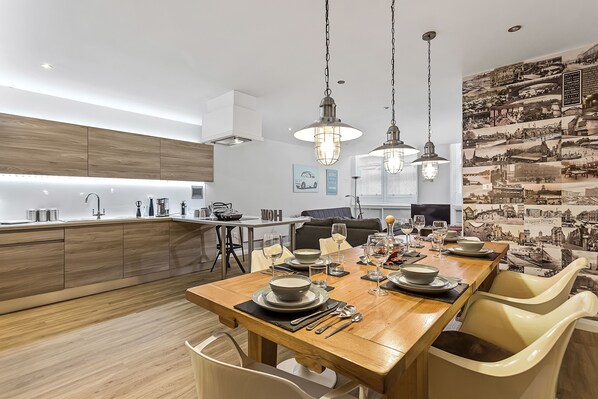 精品套房, 2 间卧室, 双浴室, 行政层 | 2 多间卧室、熨斗/熨衣板、免费 WiFi、床单