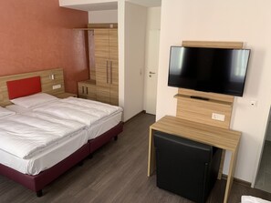 Hypo-allergenic bedding, desk, blackout drapes, free cribs/infant beds - Hotel Well Garni (Wittlich)