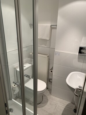 Shower, hair dryer, towels, soap - Hotel Well Garni (Wittlich)