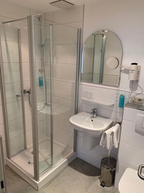 Shower, hair dryer, towels, soap - Hotel Well Garni (Wittlich)