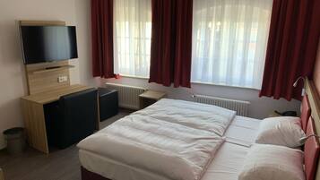 Hypo-allergenic bedding, desk, blackout drapes, free cribs/infant beds