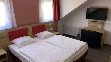 Eenvoudige kamer, 1 twee- of 2 eenpersoonsbedden | Hypoallergeen beddengoed, een bureau, verduisterende gordijnen