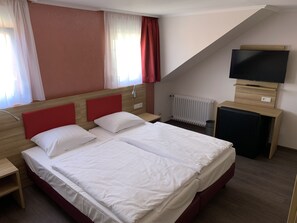 Eenvoudige kamer, 1 twee- of 2 eenpersoonsbedden | Hypoallergeen beddengoed, een bureau, verduisterende gordijnen